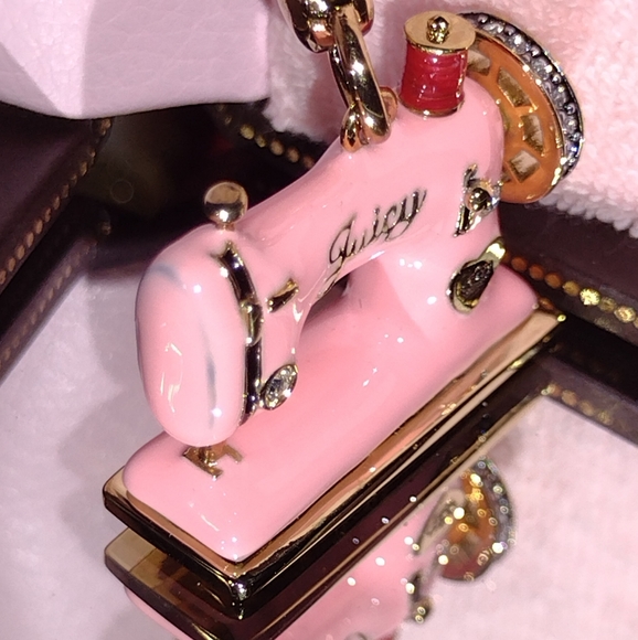 Juicy Couture 💕 🪡 Sewing 🧵 Machine Never Removed From 🎁 NWT - Picture 6 of 8